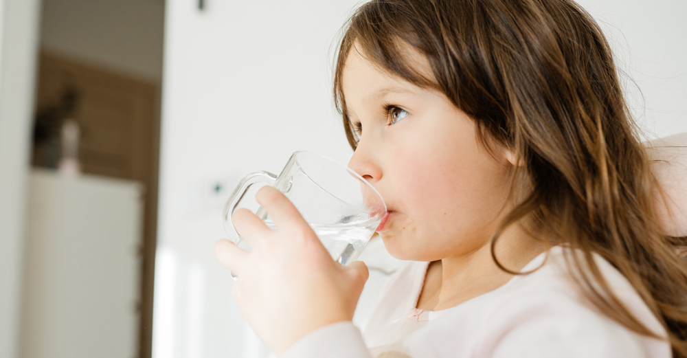 child-drink-water-2022-11-10-11-05-10-web